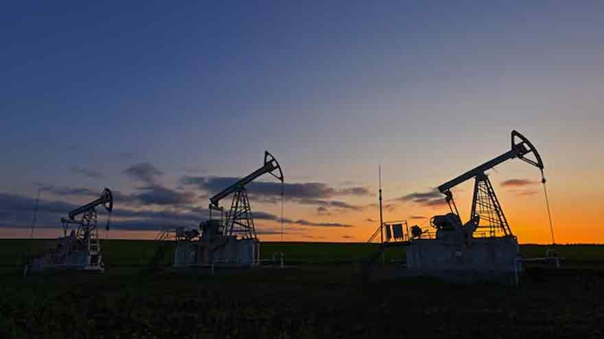 Oil Prices Steady as Markets Await Russia-Ukraine Talks and OPEC+ Meeting
