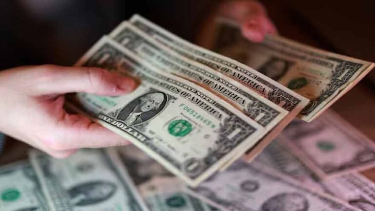 Dollar Hits Weekly High as US-Iran Tensions Rattle Markets
