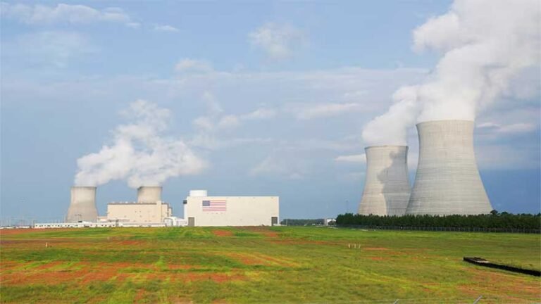 US Utilities Shift Power Grid Costs to Consumers Before Projects Are Built Amid AI-Driven Demand Surge