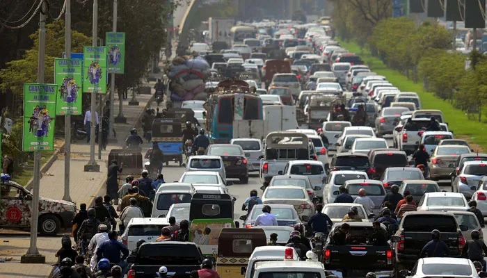 Karachi Traffic Police Continue E-Challan Enforcement on Sharea Faisal with Initial Leniency