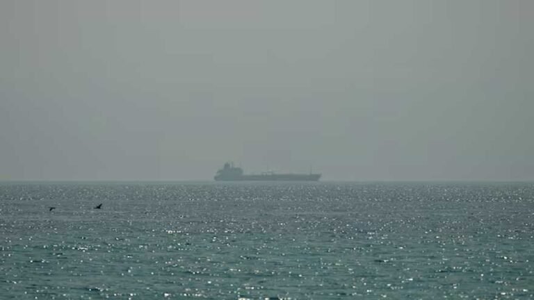Oil loading operations continue at Gulf export facilities amid easing US-Iran tensions