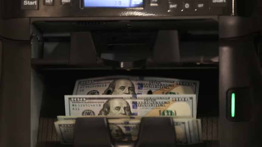 US dollar and currency markets react to rising oil prices and Middle East tensions.